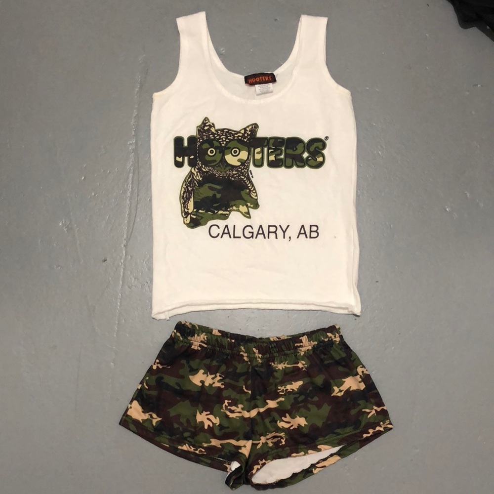HOOTERS outfit